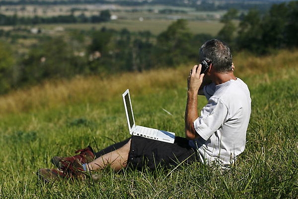 포토 JPG 해외이미지 공원 남자 컨셉 인터넷 비즈니스 휴식 세포 사람 풍경 사람없음 스마트폰 컴퓨터 청춘 햇빛 태양 우주 침묵 키보드 업무 무선전화기 멀티미디어 고용 무료 해외202004 해외포토 자연요소 공공시설 전자제품 핸드폰 스마트기기 소리 구직 작업 전화기 채용 파일형식 이미지허브