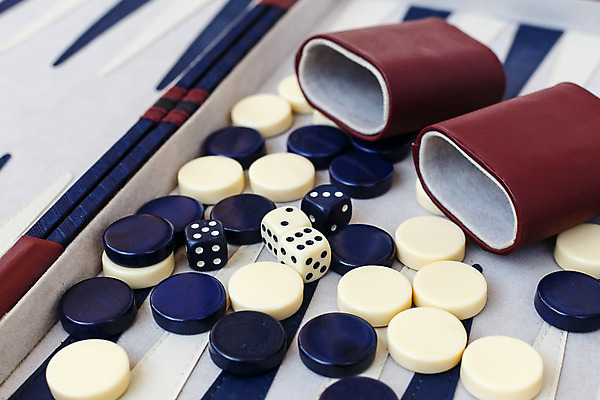 포토 JPG 해외이미지 백그라운드 놀이 사람없음 목재 세트 갈색 검은색 경쟁 도전 게임 흰색 우승 도박 계획 가죽 큐브 주사위 햄 고립 옛날 해외202004 해외포토 나무 컬러 컨셉 재료 육류 최고 파일형식 이미지허브