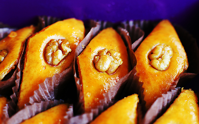 포토 JPG 해외이미지 전통 접시 문화 음식 패턴 다이어트 디저트 요리 사람없음 케이크 희망 카페 빵집 견과류 중앙 달콤 설탕 굽기 지중해 질감 호두 시럽 칼로리 꿀 동쪽 칠면조 그리스인 아랍어 어려움 페스츄리 피스타치오 바클라바 막 해외202004 튀르키예 해외포토 서양인 식기 감정 아시아 빵 바다 무늬 조류 건강 상점 맛 구이 방향 파일형식 이미지허브