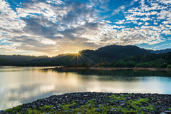 포토 JPG 해외이미지 나무 공원 호수 여행 백그라운드 태국 자연 하늘 휴가 산 풍경 사람없음 야외 초록색 물 여름 파란색 반사 일출 일몰 흰색 저수지 숲 댐 내추럴 전국 해외202004 해외포토 자연요소 식물 계절 공공시설 아시아 컬러 노을 생태계 파일형식 이미지허브