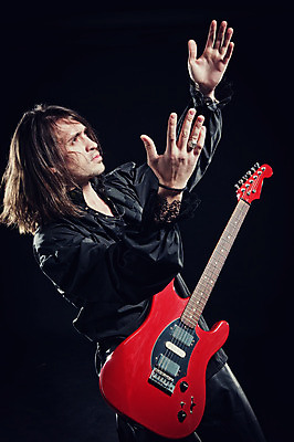 포토 JPG 해외이미지 별 문화 줄 음악 조명 한명 사람 이벤트 파티 금속 검은색 쪽지 축제 힘 소리 콘서트 공연 연주자 음악가 에너지 무대 기구 기타 악단 예술가 시끄러움 그런지 뮤지컬 블루스 비명 인기 펑크 플레이어 생존 해외202004 해외포토 자연요소 직업 1 컬러 재질 현악기 문화예술 파일형식 이미지허브