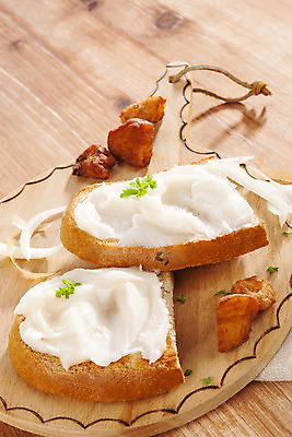 포토 JPG 해외이미지 전통 음식 빵 조각 백그라운드 재료 양파 도마 파슬리 육류 돼지고기 요리 사람없음 목재 세로 갈색 식사 활발 펼침 튀김 맛 먹기 베이컨 강렬 식용 영양분 짠맛 해로움 핸드메이드 해외202004 해외포토 나무 컬러 컨셉 채소 식재료 모션 주방용품 파일형식 이미지허브