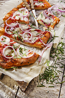 포토 JPG 해외이미지 피자 실내 파슬리 사람없음 나이프 자르기 나무도마 나무탁자 모짜렐라치즈 적양파 종이호일 해외202004 해외포토 식기 채소 모션 탁자 양파 치즈 도마 패스트푸드 서양음식 내부 목재 칼 파일형식 이미지허브