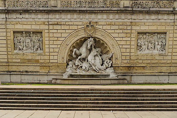 포토 JPG 해외이미지 유럽 문화 조각 신체 건축양식 벽돌 미술 사람 사람없음 건물 초록색 물 조각상 숫자 이탈리아 골동품 도시 역사 아치 르네상스 볼로냐 옛날 해외202004 해외포토 자연요소 문자 건축물 건축 나라 컬러 문화예술 조형물 파일형식 이미지허브