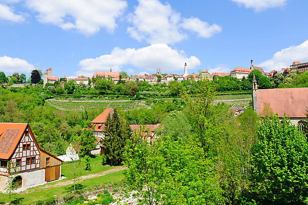포토 JPG 해외이미지 구름 유럽 여행 하늘 거리 주택 독일 풍경 사람없음 건물 도시풍경 컬러풀 여행객 봄 중세 역사 첨탑 스카이라인 강렬 구시가지 조언 바이에른 강조 해외202004 해외포토 자연요소 건축물 계절 나라 컬러 사람 탑 도시 파일형식 이미지허브
