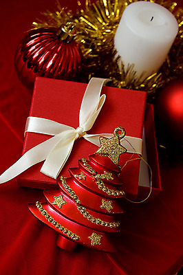 포토 JPG 해외이미지 나무 전통 행복 크리스마스 겨울 공 휴가 새로움 선물 사람없음 목재 장식 빨간색 초록색 축제 흰색 나뭇가지 축하 소나무 12월 연도 심볼 전나무 해외202004 해외포토 식물 계절 기념일 감정 컬러 컨셉 재료 날짜 파일형식 이미지허브