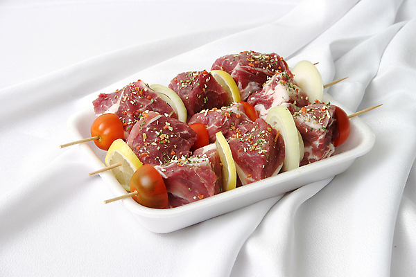 포토 JPG 해외이미지 접시 음식 토마토 채소 부분 탁자 양파 육류 스테이크 요리 사람없음 빨간색 초록색 노란색 식사 저녁식사 소고기 막대기 꼬치 그릴 바비큐 레몬 준비 날것 후추 점심식사 케밥 식용 절임 해외202004 해외포토 식기 컬러 가구 과일 식재료 주방용품 서양음식 향신료 파일형식 이미지허브