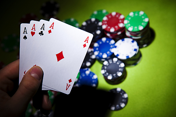 포토 JPG 해외이미지 손 실내 신체부위 트럼프 포커칩 도박 카지노 겜블 초록배경 해외202004 해외포토 백그라운드 사람 내부 초록색 놀이용품 포커 파일형식 이미지허브