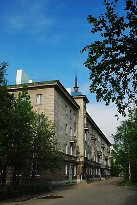 포토 JPG 해외이미지 나무 잎 건축양식 창문 주택 사람없음 건물 여름 도시풍경 발코니 도시 아스팔트 복고 첨탑 해외202004 해외포토 식물 건축물 계절 건축 도로 풍경 탑 파일형식 이미지허브