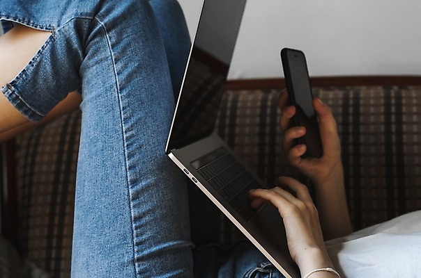 포토 JPG 해외이미지 직업 학생 라이프스타일 여자 교육 인터넷 비즈니스 사업가 통신 모바일 주택 사람 앉기 사람없음 내부 노트북 스마트폰 핸드폰 쇼핑 컴퓨터 사무실 독서 우주 공책 웹 타이핑 키보드 업무 비즈니스우먼 네트워크 무선전화기 와이파이 온라인 블로거 프리랜서 힙스터 해외202004 해외포토 패션 모션 문구용품 건물 생활 전자제품 스마트기기 작업 직장인 전화기 무선인터넷 파일형식 이미지허브