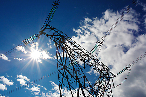 포토 JPG 해외이미지 선 하늘 사람없음 파란색 햇빛 태양 반사 힘 에너지 전선 시골 전염 철탑 해외202004 해외포토 자연요소 컬러 탑 질병 감염 파일형식 이미지허브