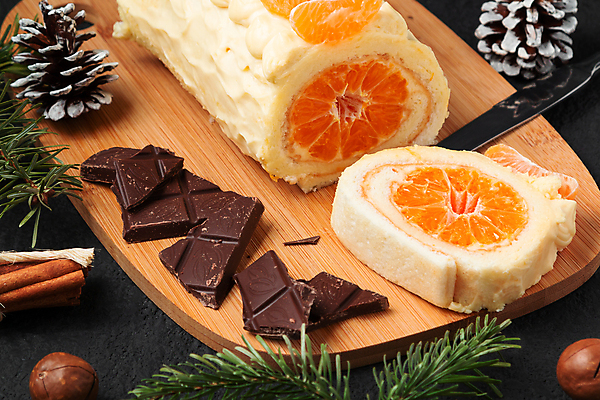 포토 JPG 해외이미지 단면 디저트 귤 실내 사람없음 초콜릿 롤케이크 해외202004 해외포토 음식 과일 내부 케이크 파일형식 이미지허브