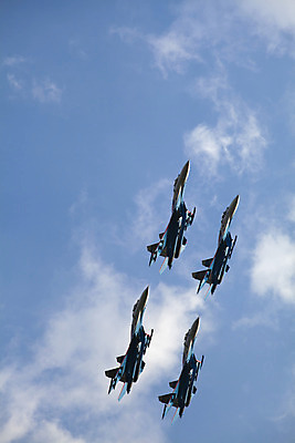 포토 JPG 해외이미지 구름 교통시설 하늘 비행기 안테나 사람없음 공중 가로 빨간색 파란색 숫자 힘 공연 그룹 배열 전시회 속도 군용 쇼 제트기 에어쇼 대패 해외202004 해외포토 자연요소 문자 컬러 교통 통신 항공교통 대중교통 군대 이벤트 전시 시설 파일형식 이미지허브