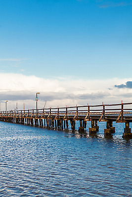 포토 JPG 해외이미지 바다 백그라운드 건축양식 자연 항해 풍경 해변 사람없음 물 여름 파란색 햇빛 환경 항구 침묵 산책로 고독 방파제 수로 대각선 건너기 기간 잔물결 착륙 해일 해외202004 해외포토 자연요소 계절 공공시설 건축 감정 길 물결 선 컬러 배_교통 교통시설 모션 태양 소리 자연재해 생태계 파일형식 이미지허브