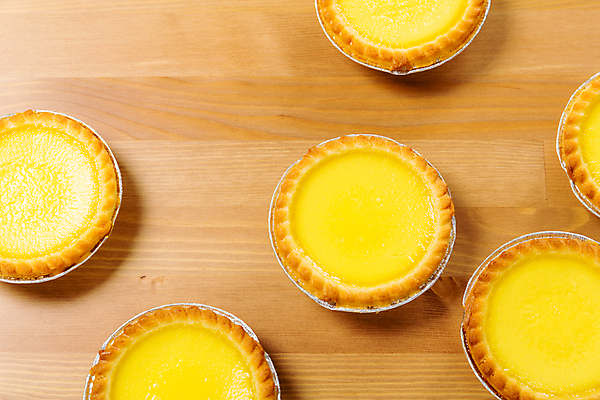 포토 JPG 해외이미지 디저트 실내 사람없음 여러개 달콤 에그타르트 나무배경 해외202004 해외포토 음식 다수 백그라운드 내부 맛 타르트 파일형식 이미지허브