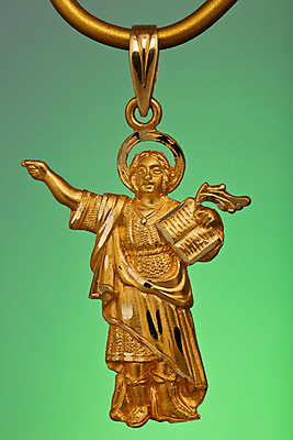 포토 JPG 해외이미지 모양 목걸이 사람없음 장식 빛 금속 황금 고급 우아함 보석 오브젝트 팬던트 스타일 해외202004 해외포토 컨셉 장신구 재질 광석 파일형식 이미지허브