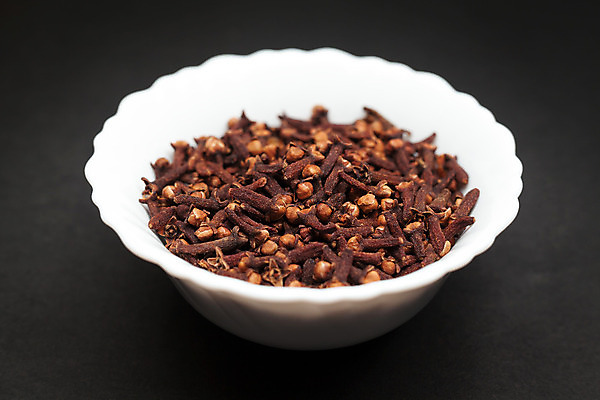 포토 JPG 해외이미지 꽃 백그라운드 유리 건조 씨앗 사람없음 갈색 쌓기 검은색 도자기 조미료 사발 인도인 수집 허브 향신료 유기농 해외202004 해외포토 외국인 식물 웰빙 컬러 모션 재질 동양인 사기그릇 향미료 파일형식 이미지허브