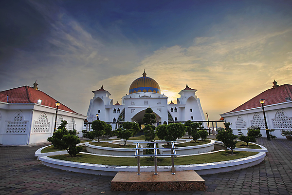 포토 JPG 해외이미지 나무 식물 바다 섬 여행 건축양식 하늘 풍경 사람없음 건물 탑 동남아시아 일몰 이슬람교 모스크 말레이시아 마스지드 안뜰 해외202004 해외포토 건축물 건축 아시아 종교 노을 파일형식 이미지허브