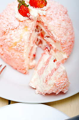 포토 JPG 해외이미지 접시 분홍색 조각 딸기 근접촬영 사람없음 케이크 달콤 생크림 딸기케이크 해외202004 해외포토 식기 뷰포인트 컬러 과일 디저트 맛 크림 파일형식 이미지허브