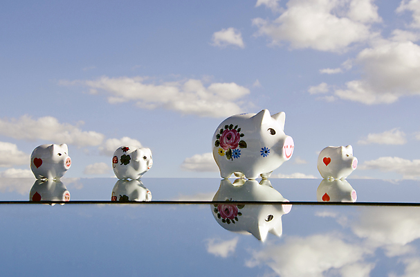 포토 JPG 해외이미지 동물 디자인 백그라운드 컨셉 돈 비즈니스 유리 하늘 사람없음 장식 금융 장난감 반사 우주 동전 거울 돼지저금통 흰색 도자기 오브젝트 투자 해외202004 해외포토 컬러 재질 경제 저금통 재산 파일형식 이미지허브