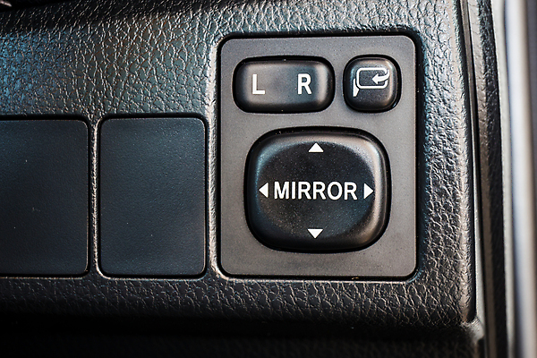 포토 JPG 해외이미지 디자인 스포츠 컨셉 비즈니스 창문 교통시설 자동차 새로움 손잡이 사람없음 내부 전자제품 문 힘 펼침 거울 장비 운전 판넬 바퀴 운전사 클래식 고급 가죽 심볼 묘사 잠금 언론 스위치 기어 네비게이션 위로 계기판 자동 제어 방식 해외202004 해외포토 직업 육상교통 교통 모션 시설 보안 파일형식 이미지허브