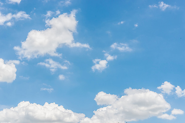 포토 JPG 해외이미지 구름 종교 백그라운드 자연 하늘 날씨 사람없음 야외 여름 파란색 빛 햇빛 평화 흰색 분위기 순수 천국 산소 오존 해외202004 해외포토 자연요소 계절 컬러 컨셉 태양 원소 생태계 파일형식 이미지허브