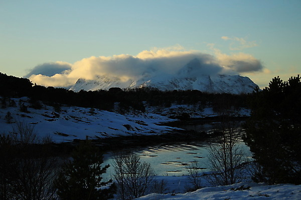 포토 JPG 해외이미지 나무 겨울 자국 자연 하늘 산 파노라마 노르웨이 풍경 사람없음 파란색 여행객 계곡 등산 트래킹 바위 흰색 정상 숲 언덕 해외202004 해외포토 식물 계절 유럽 컬러 레저 촬영기법 사람 돌_바위 생태계 파일형식 이미지허브