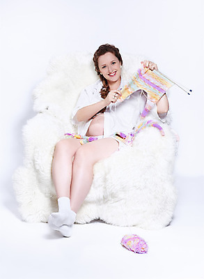 포토 JPG 해외이미지 백인 라이프스타일 여자 행복 어린이 셔츠 신체 의자 공 가족 엄마 양말 갈색머리 털 건강 사랑 한명 사람 임산부 임신 흰색 아기 뜨개질 태교 실뭉치 돌봄 스타일 해외202004 해외포토 서양인 1 헤어스타일 감정 컬러 가구 상의 관계 모션 취미 생활 파일형식 이미지허브