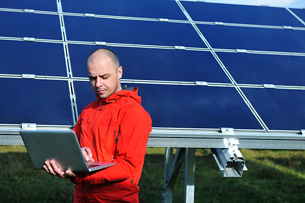 포토 JPG 해외이미지 주간 남자 한명 들기 상반신 성인 야외 옆모습 노트북 태양에너지 집열판 성인남자한명만 해외202004 해외포토 자연요소 1 뷰포인트 모션 사람 전자제품 그린에너지 남자한명만 성인남자만 파일형식 이미지허브