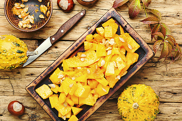 포토 JPG 해외이미지 접시 계절 음식 조각 채소 오렌지 재료 부분 탁자 호박 건강 요리 씨앗 사람없음 목재 장식 노란색 주방 수확 가을 시골 신선 칼 자르기 먹기 준비 유기농 날것 슬라이스 박 레시피 스쿼시 10월 내추럴 생식 숙성 채식주의자 비건 해외202004 해외포토 나무 식물 식기 웰빙 스포츠 컬러 가구 농업 과일 모션 구기 날짜 채식 파일형식 이미지허브