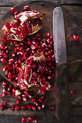 포토 JPG 해외이미지 사람없음 칼 석류 석류알 나무배경 해외202004 해외포토 백그라운드 과일 파일형식 이미지허브