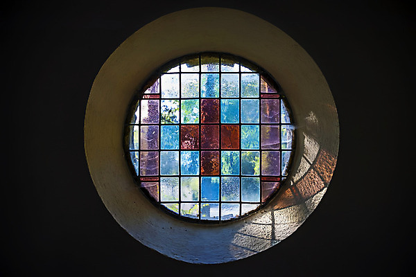 포토 JPG 해외이미지 디자인 기독교 종교 백그라운드 십자가 패턴 건축양식 창문 유리 추상 실내 미술 사람없음 내부 건물 장식 빨간색 파란색 빛 컬러풀 햇빛 노란색 성당 교회 평화 믿음 어둠 천주교 골동품 얼룩 예수 영혼 성자 모자이크 신성 신앙심 옛날 해외202004 해외포토 건축물 건축 감정 컬러 컨셉 무늬 종교건축 재질 문화예술 태양 신_종교 파일형식 이미지허브