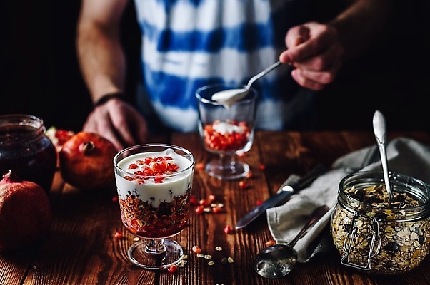 포토 JPG 해외이미지 손 유리병 디저트 잔 실내 요리 들기 신체부위 숟가락 나이프 잼 석류 요거트 과일파르페 나무탁자 해외202004 해외포토 식기 음식 과일 모션 탁자 병_용기 유제품 수저 사람 내부 소스_음식 칼 파르페 파일형식 이미지허브