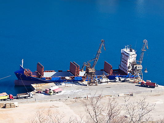 포토 JPG 해외이미지 주간 바다 사람없음 야외 중장비 화물선 조선소 기중기 해외202004 해외포토 자연요소 산업 배_교통 산업장비 파일형식 이미지허브