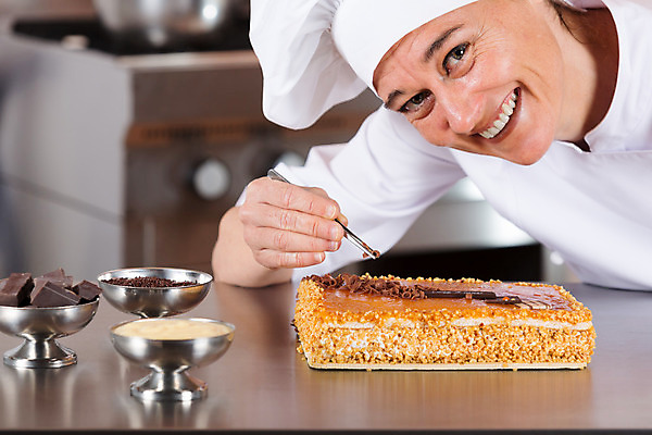 포토 JPG 해외이미지 백인 직업 접시 손 드레스 여자 음식 유니폼 호텔 디저트 요리 한명 사람 장식 케이크 주방 식당 초콜릿 요리사 달콤 크림 준비 노른자 마무리 타르트 파스텔톤 페스츄리 해외202004 해외포토 서양인 1 식기 옷 빵 컬러 숙소 신체부위 상점 계란 맛 파이_빵 파일형식 이미지허브