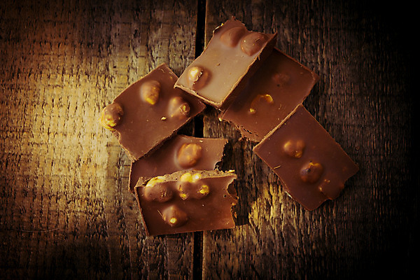 포토 JPG 해외이미지 음식 조각 백그라운드 탁자 사탕 사람없음 목재 장식 갈색 쌓기 초콜릿 검은색 어둠 견과류 닫기 달콤 맛 아로마 땅콩 향 칼로리 코코아 카카오 해외202004 해외포토 나무 음료 컬러 가구 컨셉 재료 모션 디저트 파일형식 이미지허브