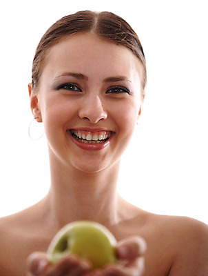 포토 JPG 해외이미지 백인 모델 1 라이프스타일 손 옷 여자 행복 얼굴 백그라운드 과일 건강 선물 한명 웃음 사람 성인 빨간색 초록색 유행 흰색 화려 사과 입술 보케 고립 해외202004 해외포토 서양인 감정 컬러 컨셉 표정 생활 신체부위 파일형식 이미지허브