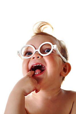 포토 JPG 해외이미지 응시 행복 안경 얼굴 어린이 한명 사람 장난감 흰색 자녀 아기 작음 발견 걸음마 돌봄 해외202004 해외포토 1 시선 잡화 감정 컬러 모션 신체부위 크기 파일형식 이미지허브