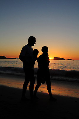 포토 JPG 해외이미지 전신 여자 남자 실루엣 가족 안기 휴가 휴식 그림자 풍경 성인 야외 세명 여름 햇빛 걷기 맑음 일몰 아기 저녁 해외202004 해외포토 계절 컨셉 관계 모션 날씨 촬영기법 사람 태양 노을 야간 파일형식 이미지허브