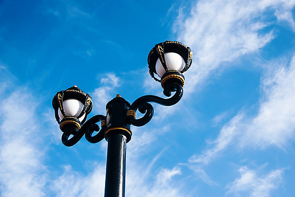 포토 JPG 해외이미지 전통 디자인 도로 가로등 전구 건축양식 태국 유리 하늘 날씨 추상 조명 거리 안전 사람없음 야외 장식 파란색 빛 마을 금속 힘 에너지 수확 골동품 덮개 등불 램프 도시 황금 오브젝트 복고 각도 가스 봉 길가 옛날 해외202004 해외포토 공공시설 건축 아시아 길 컬러 무늬 농업 교통시설 재질 뚜껑 파일형식 이미지허브