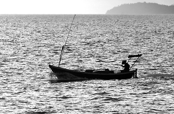 포토 JPG 해외이미지 바다 태국 낚시 사람없음 옆모습 물 검은색 흰색 보트 함선 윤곽 해외202004 해외포토 자연요소 아시아 뷰포인트 컬러 배_교통 레저 파일형식 이미지허브