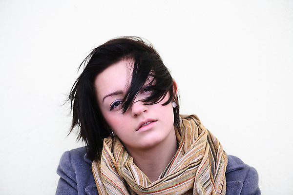 포토 JPG 해외이미지 백인 라이프스타일 여자 백그라운드 한명 야외 10대 목도리 고독 사춘기 해외202004 해외포토 서양인 1 잡화 감정 청소년 사람 생활 파일형식 이미지허브