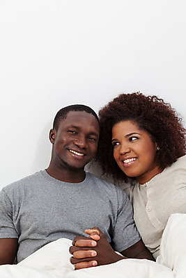 포토 JPG 해외이미지 모델 1 라이프스타일 응시 행복 얼굴 백그라운드 가정 베개 휴식 아파트 주택 미소 사람 앉기 두명 가로 카메라 검은색 침실 방 잠옷 침대 재산 거짓말 옛날 해외202004 해외포토 시선 옷 감정 컬러 가구 컨셉 침구 모션 표정 건물 생활 신체부위 금융 전자제품 파일형식 이미지허브