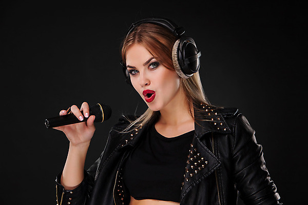 포토 JPG 해외이미지 백인 1 여자 행복 얼굴 음악 백그라운드 노래 한명 사람 성인 유행 검은색 헤드폰 소리 연주자 음악가 가수 수확 표현 잡기 오픈 입 마이크 오디오 시끄러움 목소리 노래방 팝 스타일 해외202004 해외포토 서양인 직업 감정 컬러 음향기기 농업 모션 문화예술 신체부위 전자제품 파일형식 이미지허브