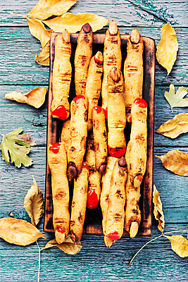 포토 JPG 해외이미지 낙엽 손가락 디저트 사람없음 장식 쿠키 할로윈 가을 축하 달콤 파란배경 핸드메이드 호러 해외202004 해외포토 손 계절 음식 백그라운드 컨셉 잎 파란색 맛 공포 파일형식 이미지허브