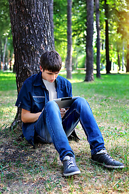 포토 JPG 해외이미지 나무 백인 1 공원 남자 얼굴 생각 인터넷 통신 자연 휴식 관리 한명 앉기 청년 야외 목재 10대 여름 컴퓨터 독서 알약 청바지 잡기 숲 휴대용 아래 읽기 싱글 타입 심각 해외202004 해외포토 서양인 식물 계절 공공시설 컨셉 재료 바지 모션 청소년 사람 성인 신체부위 전자제품 약 방향 오브젝트 생태계 위치 파일형식 이미지허브