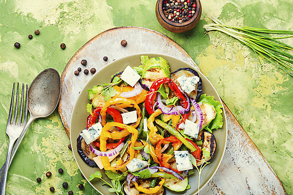 포토 JPG 해외이미지 접시 음식 조각 다이어트 채소 탁자 가지 양파 치즈 파슬리 건강 요리 사람없음 여름 컬러풀 샐러드 튀김 가을 신선 고명 이탈리아음식 맛 그릴 혼합 상추 바비큐 굽기 먹기 허브 준비 후추 내추럴 불가리아 주키니 채식주의자 비건 해외202004 해외포토 식물 식기 계절 컬러 가구 컨셉 모션 주방용품 유제품 서양음식 구이 향신료 채식 파일형식 남유럽 이미지허브