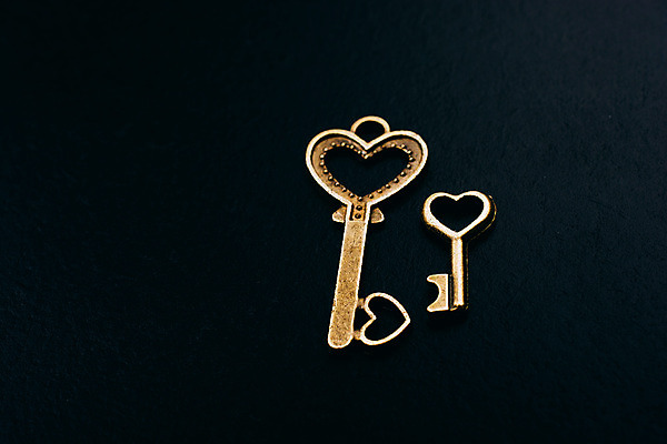 포토 JPG 해외이미지 백그라운드 사람없음 검은색 하트 황금열쇠 해외202004 해외포토 모양 컬러 열쇠 파일형식 이미지허브