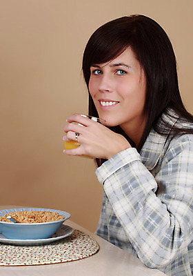 포토 JPG 해외이미지 백인 여자 음료 오렌지 갈색머리 한명 주스 아침식사 싱글 해외202004 해외포토 서양인 1 헤어스타일 과일 사람 식사 파일형식 이미지허브