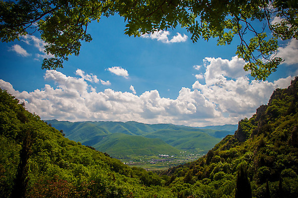포토 JPG 해외이미지 나무 구름 계절 공원 여행 자연 하늘 휴가 산 안테나 파노라마 풍경 사람없음 야외 여름 파란색 계곡 침묵 하이킹 바위 시골 숲 언덕 산등성이 빙하 장면 지역 스카이라인 통과 무한 삼림지대 웅장함 전국 절정 조지아 해외202004 해외포토 자연요소 식물 공공시설 컬러 통신 레저 촬영기법 소리 돌_바위 생태계 동유럽 파일형식 이미지허브